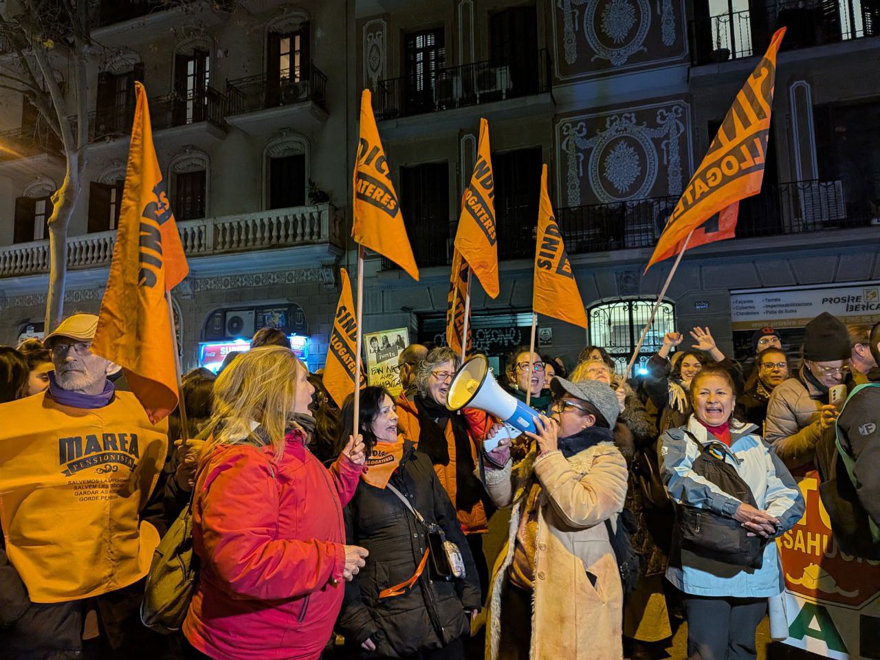 Un moment de la protesta davant la seu de Junts (fotografia: cedida).