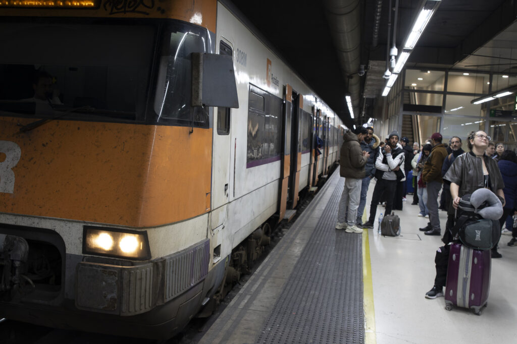 El govern no descarta de suspendre trens pel fort vent i activa “brigades específiques” d’ADIF