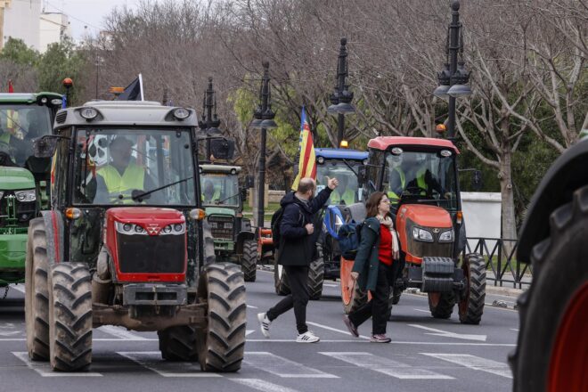 Una tractorada torna a col·lapsar València contra l’acord UE-Mercosur