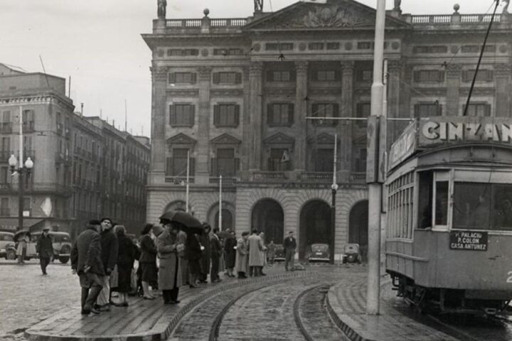 Els tramvies, un dels elements centrals en l'ambientació barcelonina de les novel·les de Tasis.