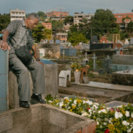 A Veneçuela, un home plora el seu fill, mort per l’exèrcit dels Estats Units