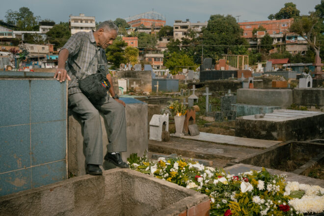 A Veneçuela, un home plora el seu fill, mort per l’exèrcit dels Estats Units