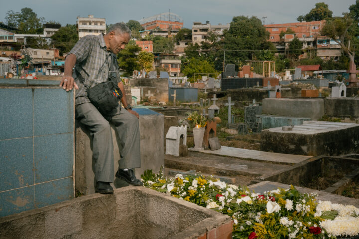 Salvador Rodríguez fita la tomba del seu fill José, mort durant la captura de Maduro, a Carayaca, a Veneçuela (fotografia: Andrea Hernández Briceño/The Washington Post).