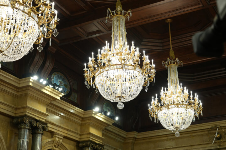 Les làmpades centrals de l'hemicicle del parlament (fotografia: ACN).