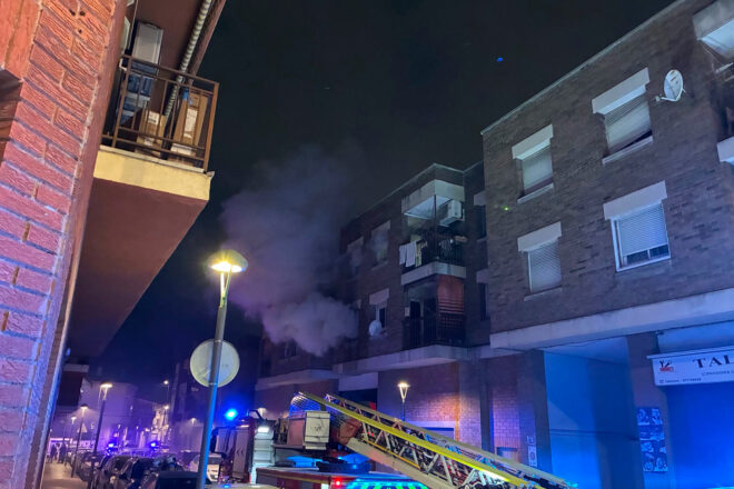 Nou ferits atesos per emergències, i tres traslladats a l’hospital, en un incendi en un habitatge de Tarragona