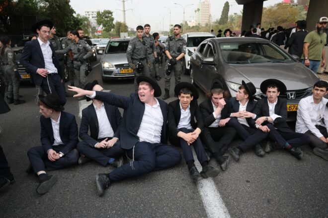 Una multitud de jueus ultraortodoxos persegueix dues militars a la rodalia de Tel-Aviv