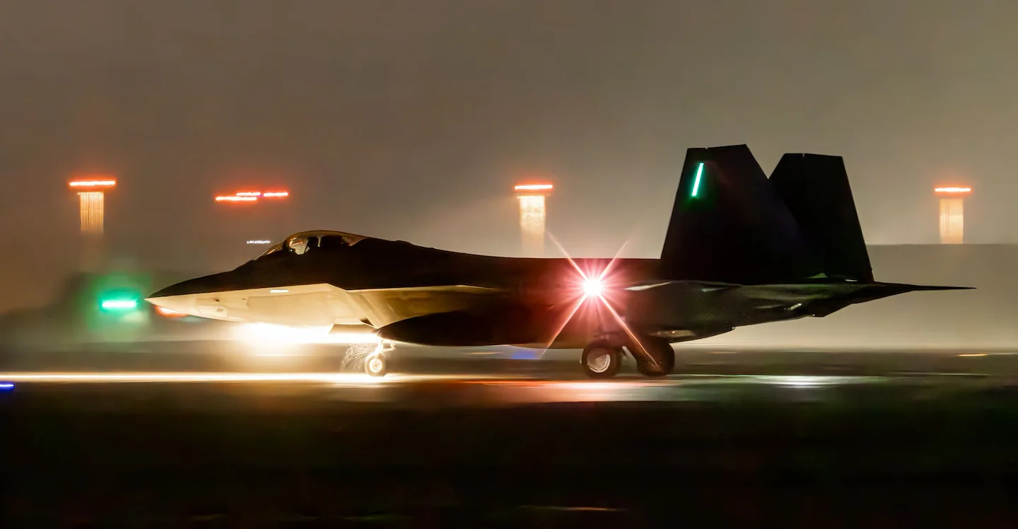Un F-22 nord-americà aterra a la base aèria de Lakenheath, al Regne Unit, la setmana passada (fotografia: Harry Moulton/@havoc_aviation/X).