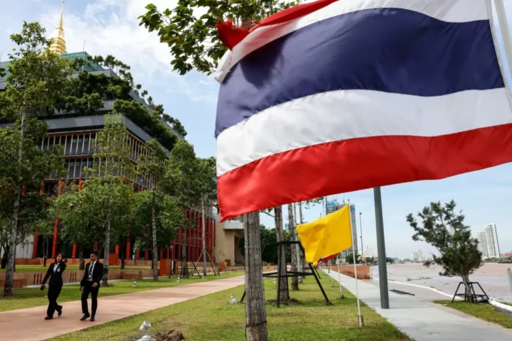 Bandera de Tailàndia als afores de la seu del parlament tailandès, a Bangkok (fotografia: Dario Pignatelli/Bloomberg).