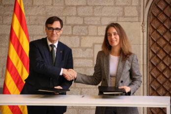 El president de la Generalitat, Salvador Illa, i la presidenta dels Comuns al parlament, Jéssica Albiach, signant l'acord del pressupost (fotografia: ACN).