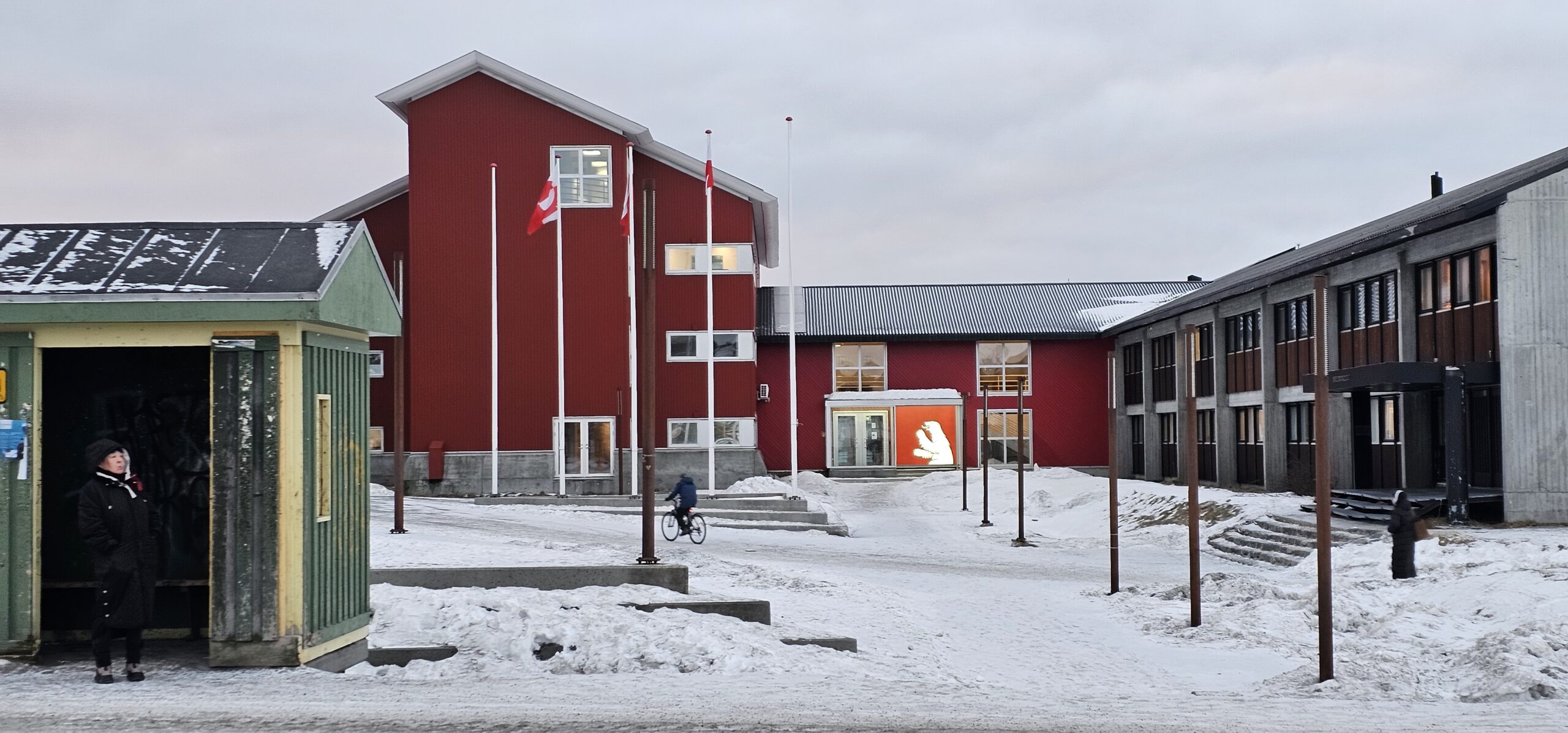 L'edifici del govern i el Parlament de Grenlàndia abans del plenari