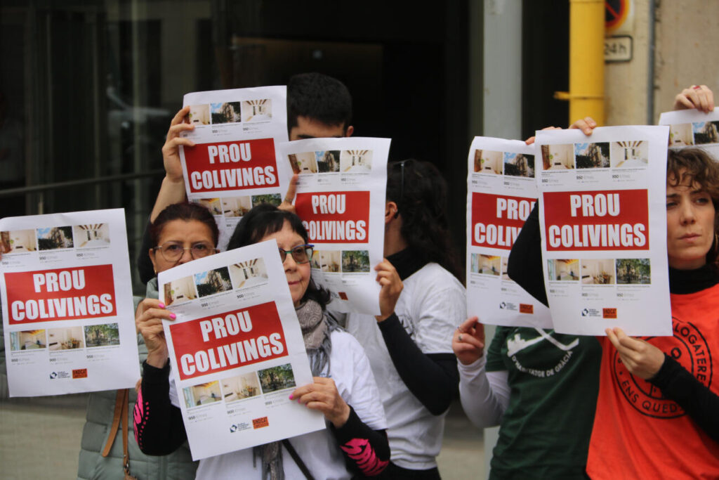 El Síndic de Greuges de Barcelona accepta de fer de mitjancer entre llogaters i un fons que vol fer ‘colivings’