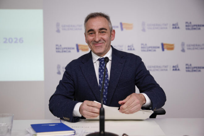 El portaveu del Consell presumeix del bilingüisme del País Valencià per a evitar de comentar el veto a les aules als escriptors no valencians