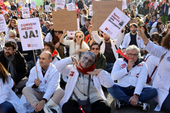 Un manifestant amb la màscara de la consellera de Salut, Olga Pané (fotografia: ACN / Nazaret Romero.)