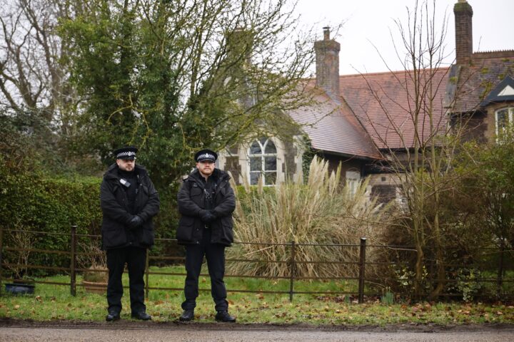 Agents de la policia britànica a Sandringham (Anglaterra), on Andrew Mountbatten-Windsor fou detingut ahir (fotografia: Tolga Akmen/Efe).
