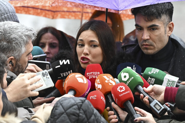 Elisa Mouliáa, en un moment de les declaracions als mitjans de comunicació (fotografia: EFE / Fernando Villar).