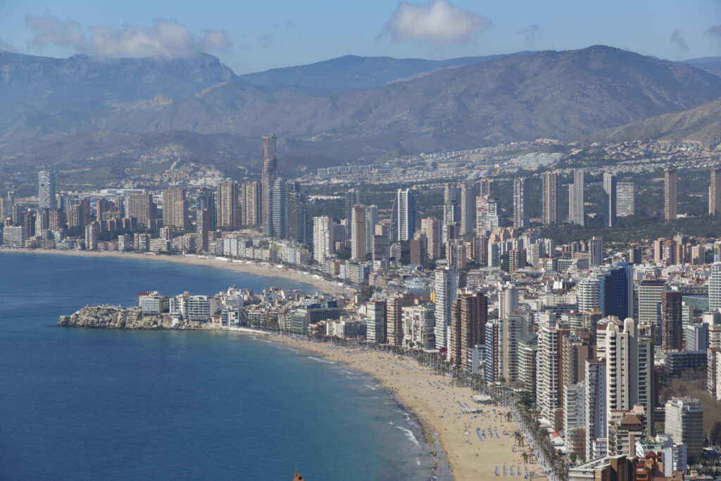 Set ferits per l’ensorrament d’un tros de sostre en un hotel de Benidorm