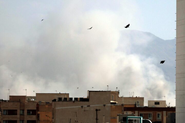 Columnes de fum a Teheran. Fotografia: EFE