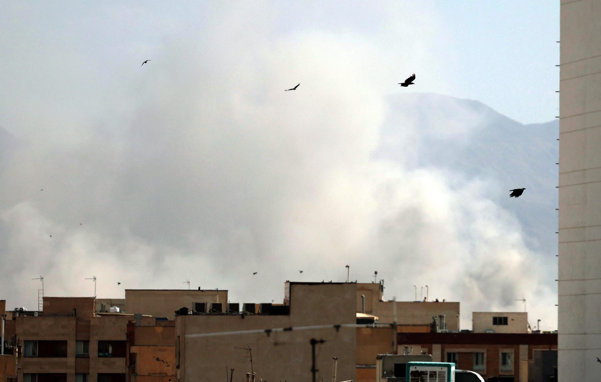 Columnes de fum a Teheran. Fotografia: EFE