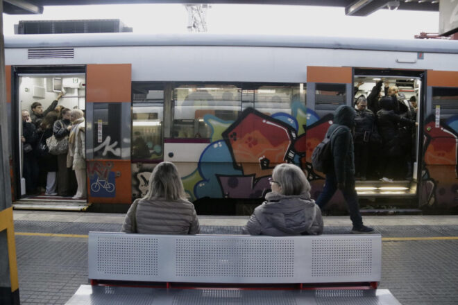 Més problemes a Rodalia: Renfe redueix la freqüència de l’R1 a tres trens per hora i sentit per un robatori de cable