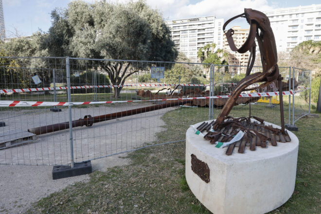 El vent fa caure una escultura de catorze metres al jardí del Túria de València