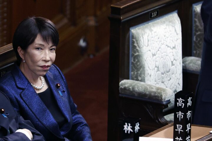 La primera ministra japonesa, Sanae Takaichi, a la sessió de la Cambra de Representants a Tòquio que va decidir la seva reelecció. Fotografia: EFE/EPA/Franck Robichon.