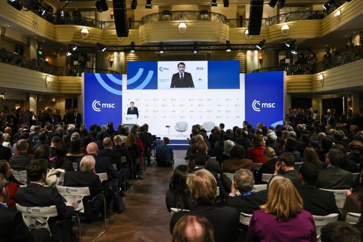 El president francès, Emmanuel Macron, a la Conferència de Seguretat de Múnic, ahir (fotografia: Ronald Wittek/Efe).