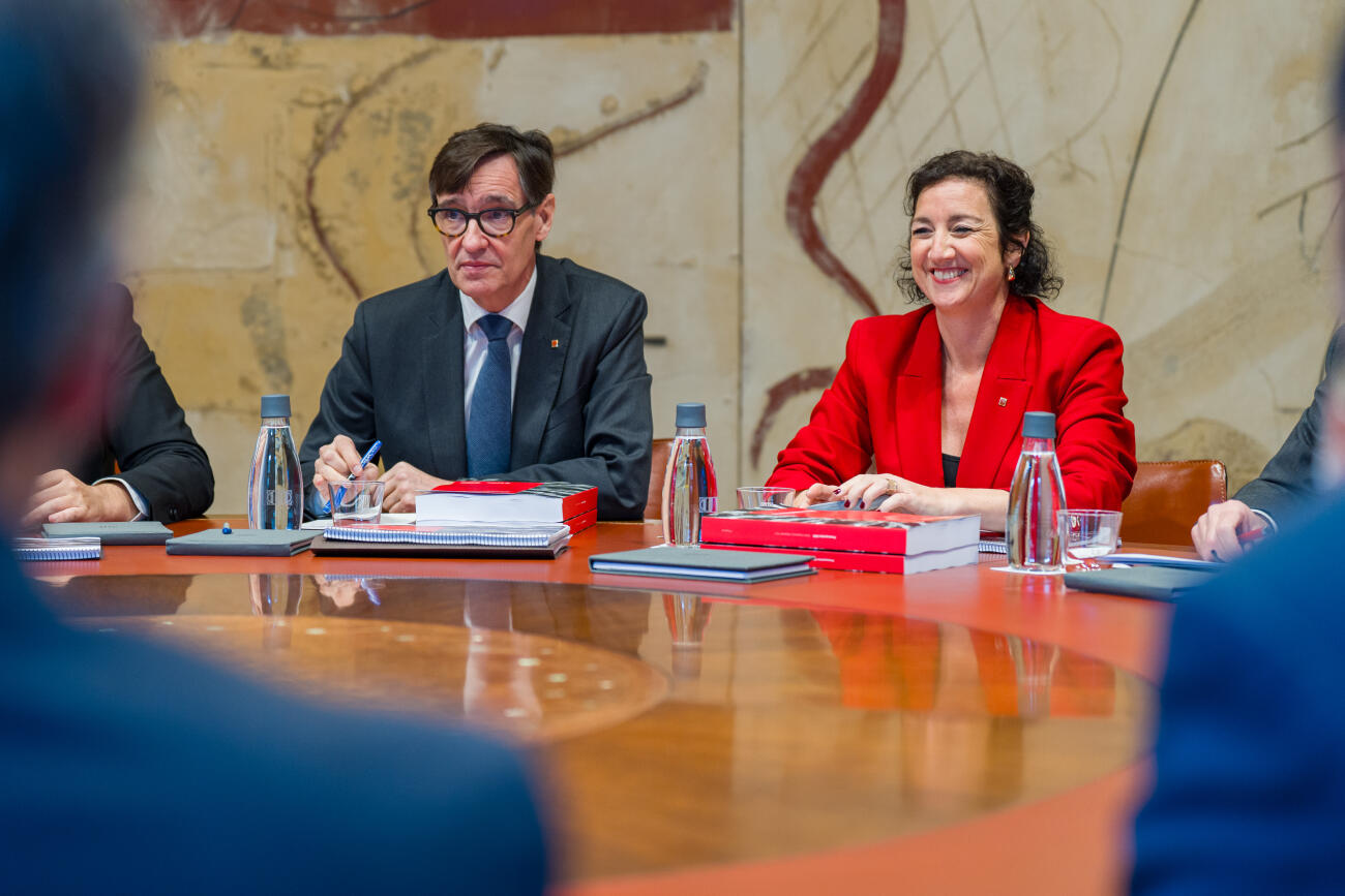 La consellera d'Economia, Alícia Romero, amb el president de la Generalitat, Salvador Illa, en la reunió del consell executiu d'aquest matí (fotografia: ACN).