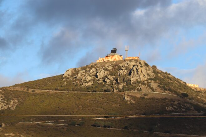 El fort vent tomba l’esfera metàl·lica del radar militar que hi ha al Pení de Roses