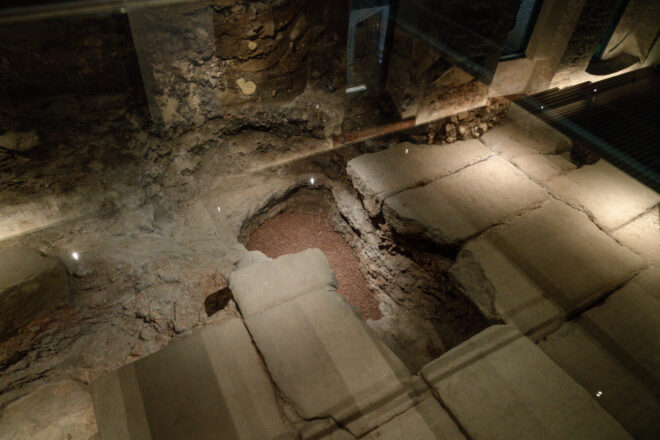 El descobriment d’un paviment monumental replanteja l’orientació del fòrum romà de Barcelona