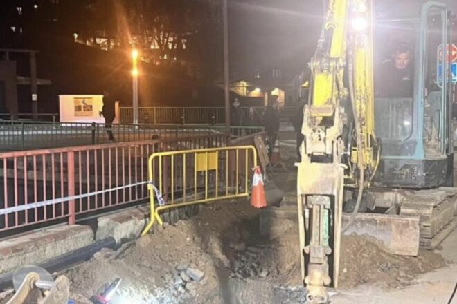 Cedeix un nou tram del mur de contenció a Anglès i trenca una nova canonada d’aigua