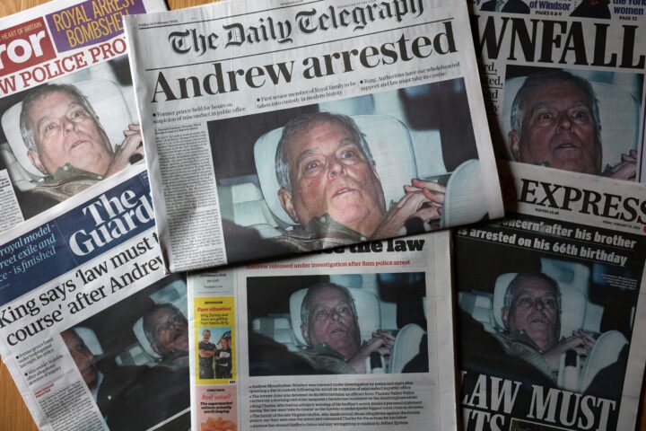 Portades de la premsa britànica ahir, l'endemà de la detenció de l'ex-príncep Andrew Mountbatten-Windsor arran de les darreres revelacions sobre el cas Epstein (fotografia: Adam Vaughan/Efe).