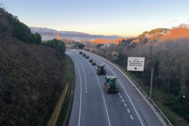 Els pagesos avancen cap a Barcelona i posen a prova la mobilitat en plena crisi a Rodalia