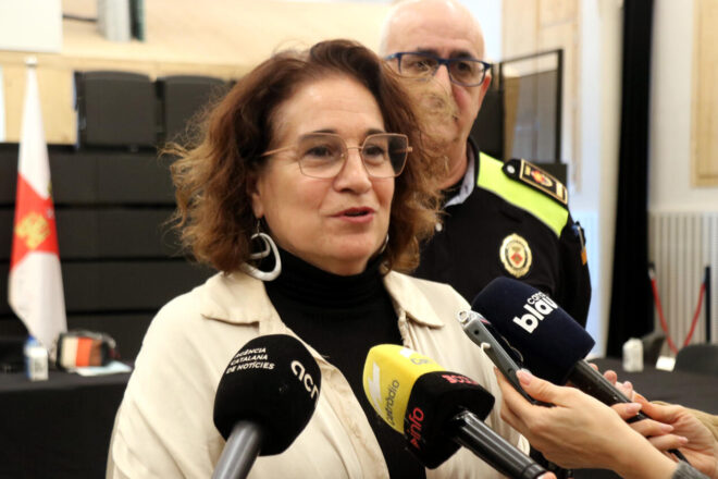 Investiguen la batllessa de Sitges per l’adjudicació d’una parada del mercat a una empresa del seu fill