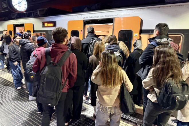 Aglomeracions al servei de FGC per la vaga del sindicat minoritari espanyol SEMAF