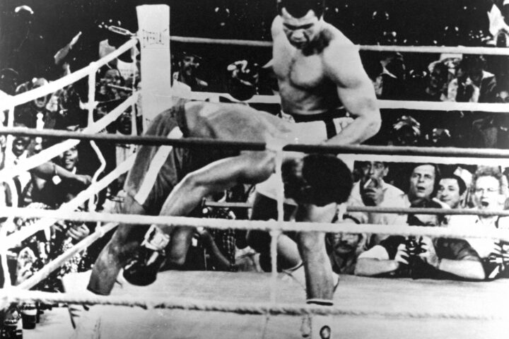 Ali noqueja Foreman el 1974.