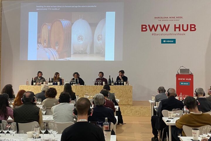 Un dels actes de la BWW sobre relleu generacional, amb Roc i Leo Gramona (dreta) i Ruth Troyano de moderadora (al centre). ©Cordegat Jordi Gatell.