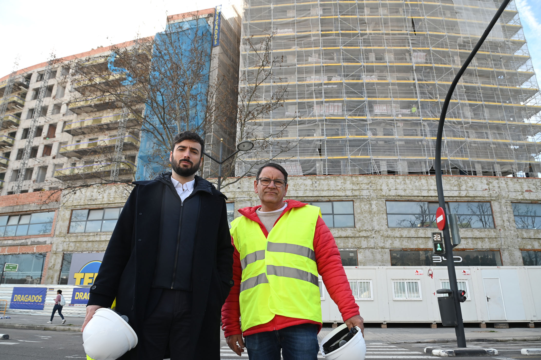 El president de l'associació de propietaris i el conserge de l'edifici davant l'estructura.