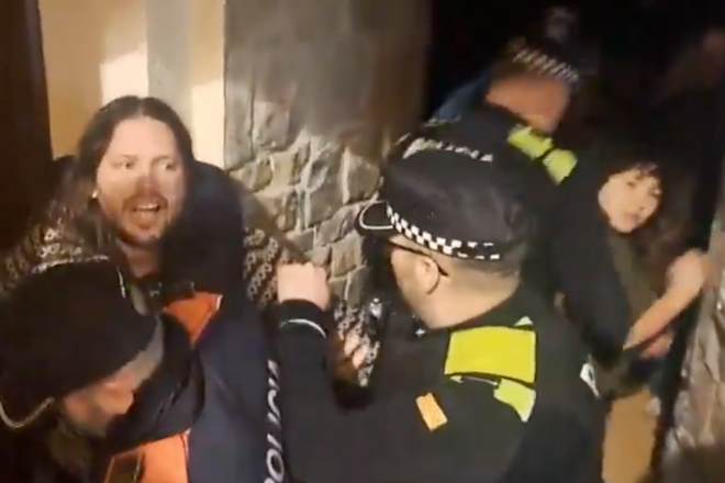 Càrregues i una detenció al ple de Santpedor per l’entrada d’un regidor trànsfuga d’Aliança Catalana