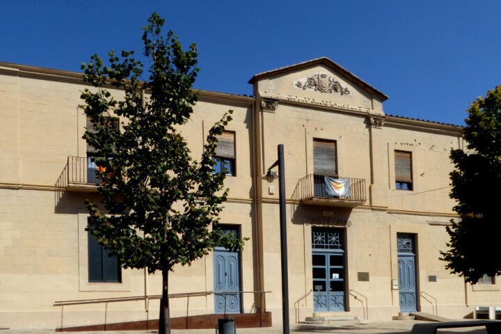 L'ajuntament de Verges, amb la bandera antifeixista amb l'estelada que obliguen a retirar