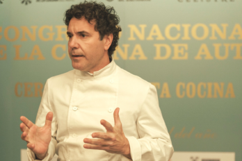 Miquel Fernández es posa en la pell de Ferran Adrià a 'Gènesi' (fotografia: 3Cat).