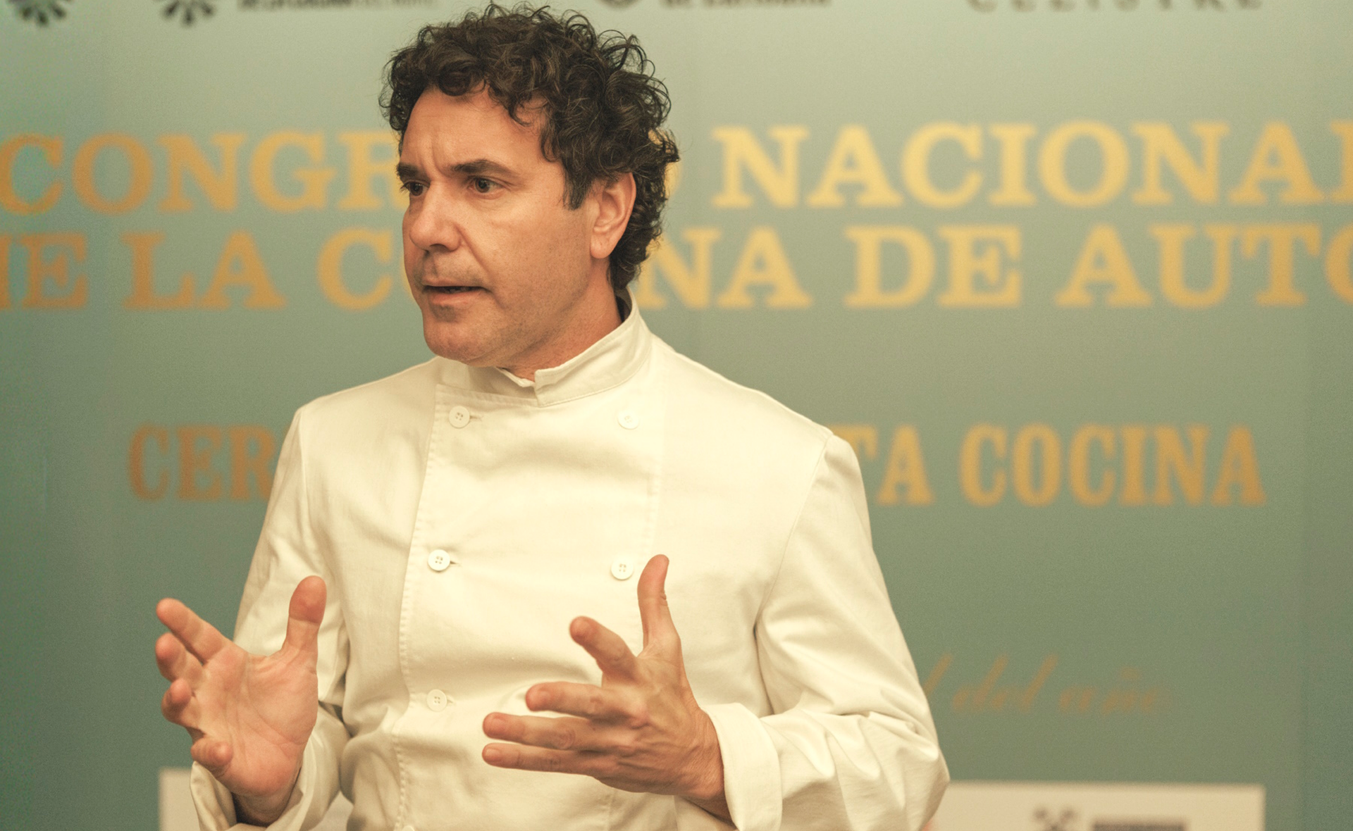 Miquel Fernández es posa en la pell de Ferran Adrià a 'Gènesi' (fotografia: 3Cat).