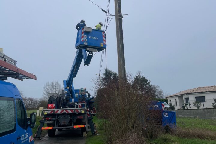 Operaris d'Enedis treballant en una línia elèctrica.