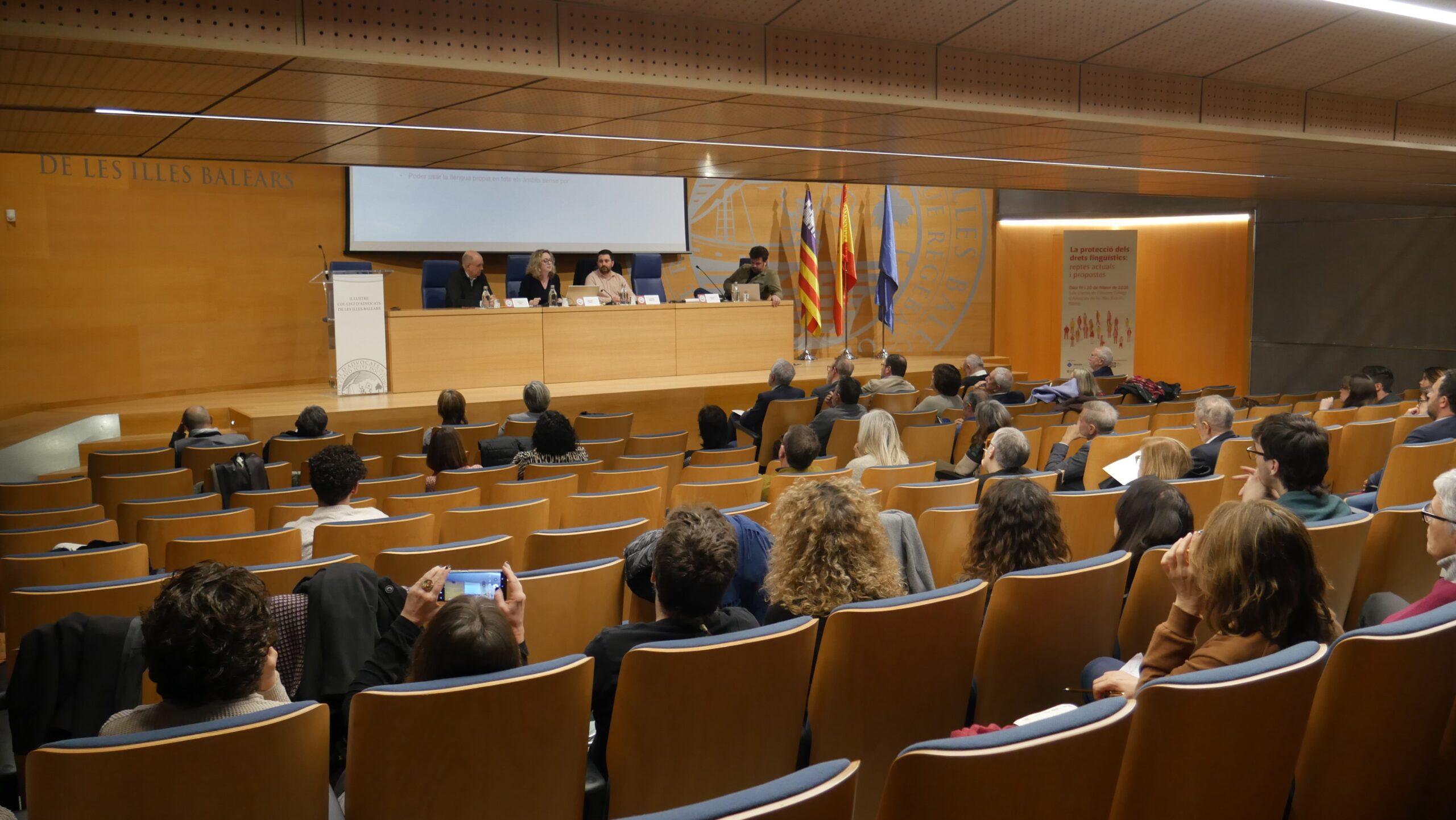 Isidors Marí i Vicenta Tasa (a l'esquerra) han presentat el projecte d'actualització de la nova Declaració de drets lingüístics (fotografia: OCB)