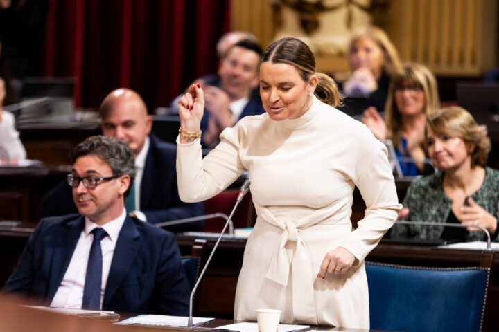 La presidenta, Marga Prohens, al parlament de les Illes (fotografia: Martí Gelabert.)