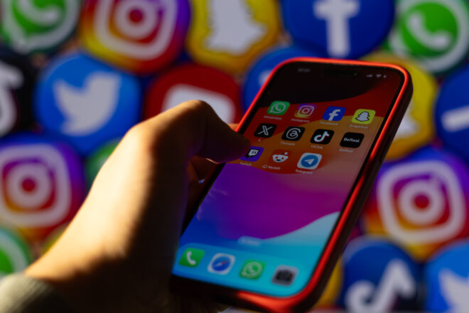 Prohibir l’accés a les xarxes socials servirà per a res? 