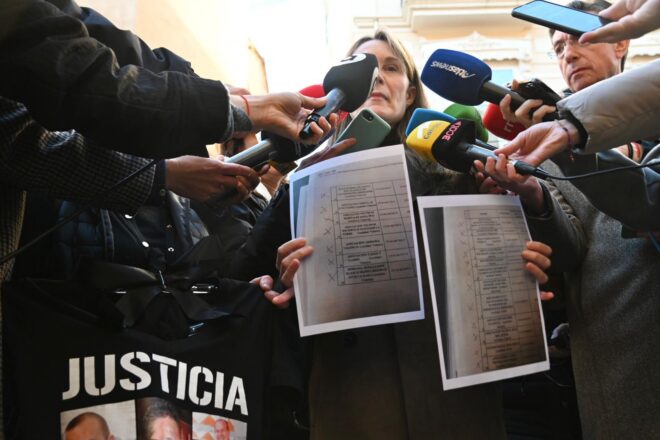 “Venim a dir la veritat, els nostres familiars es van morir perquè no ens van avisar a temps”. Les víctimes compareixen a les Corts