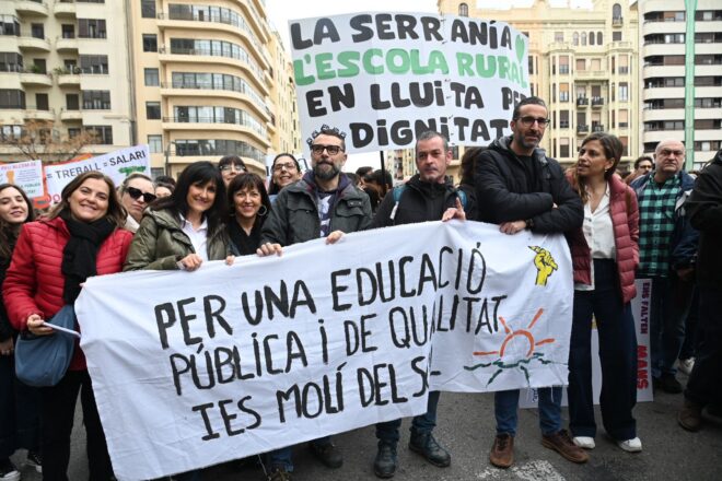 “Que s’acabe el menyspreu”: la comunitat educativa del País Valencià surt al carrer per exigir millores laborals