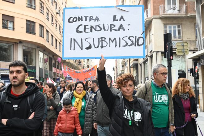 Els departaments de Valencià de 172 instituts signen un manifest contra el decret que censura els autors catalans