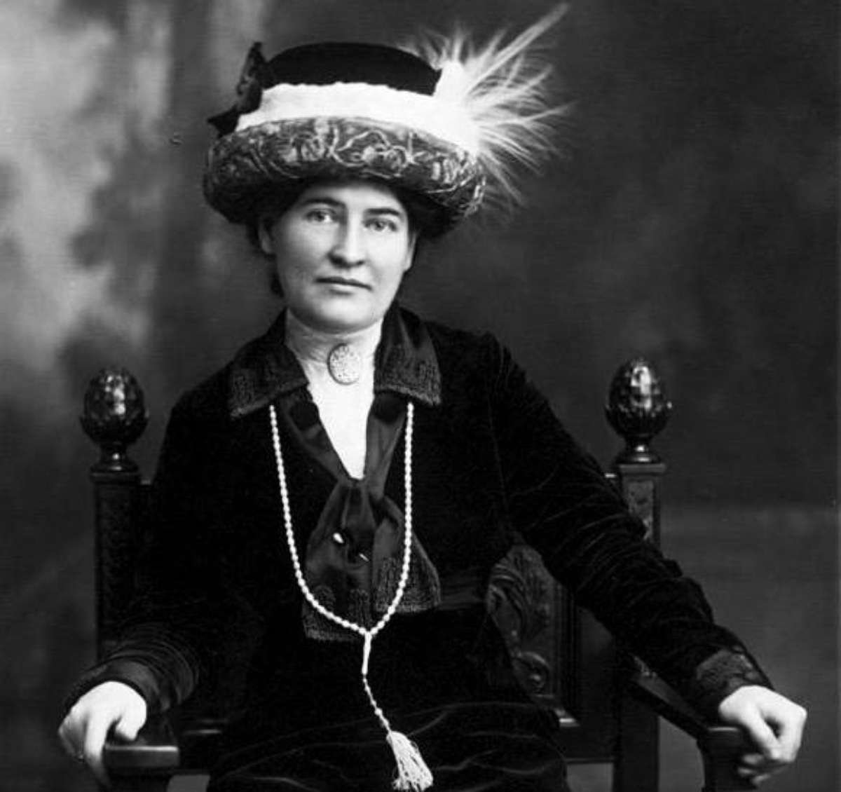 L'escriptora Willa Cather cap al 1912.