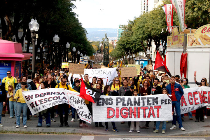 La manifestació de l'11 de febrer per una educació pública a la rambla Nova de Tarragona.